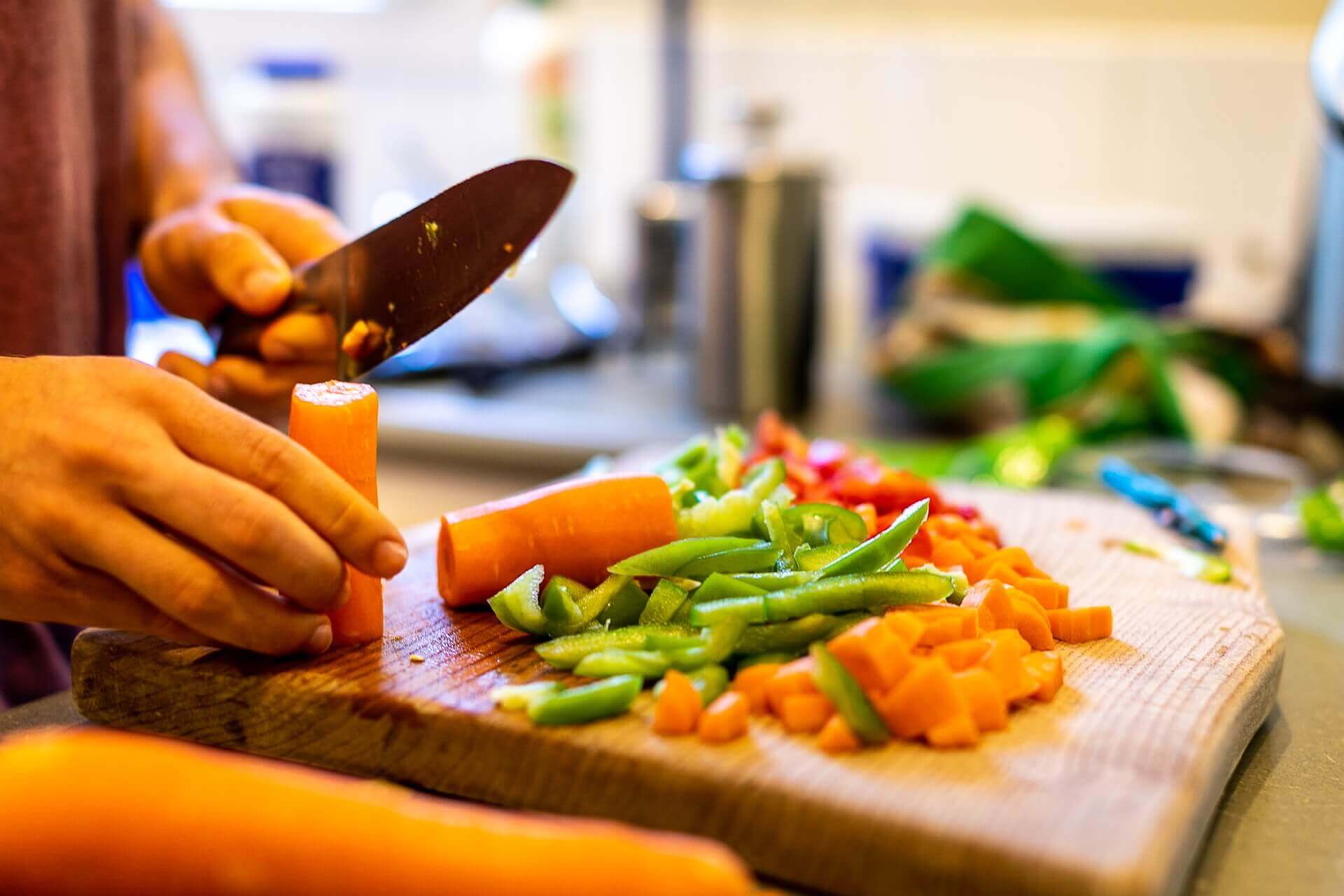 chopped-greenbeans-carrot-on-chopping-board