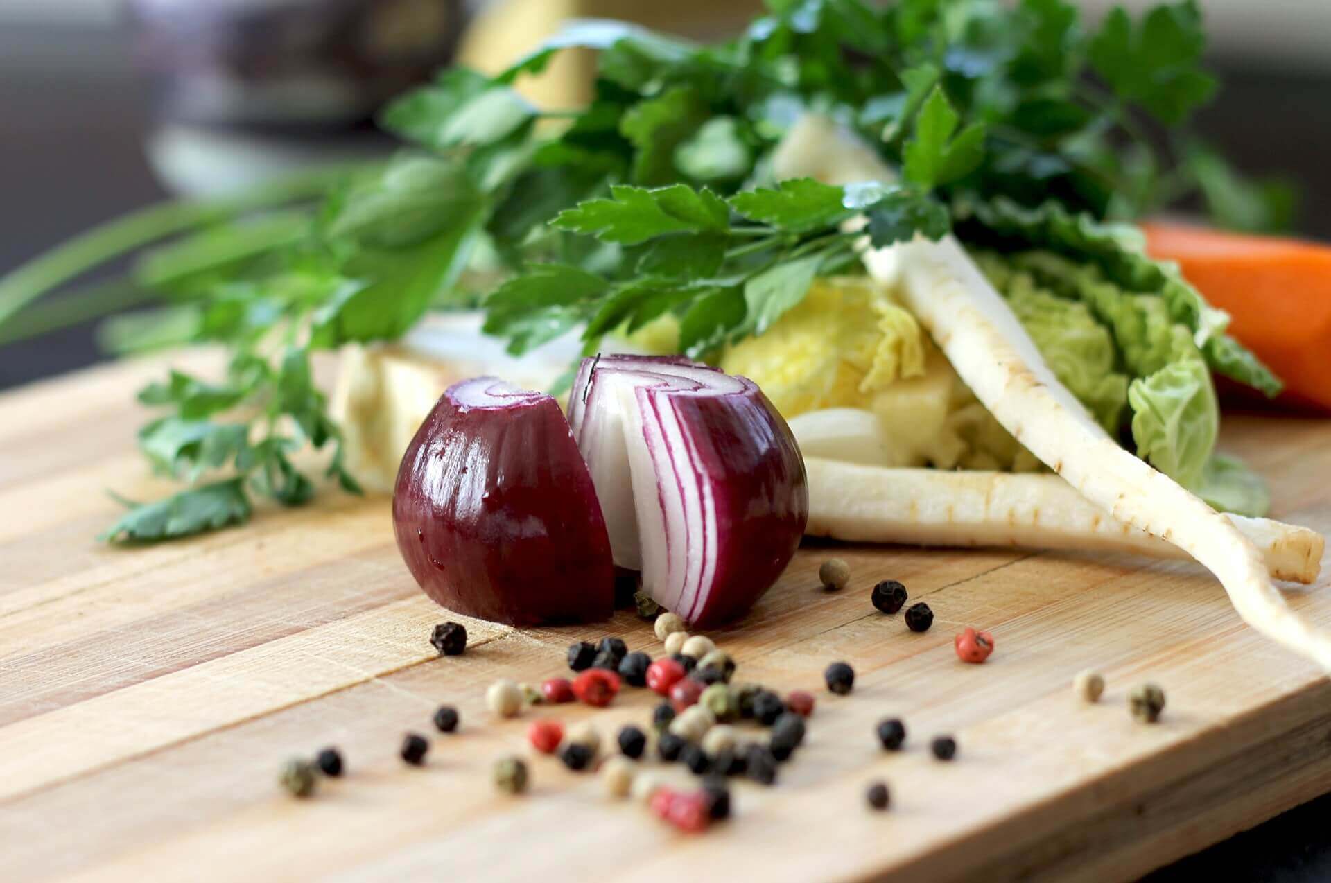 chopped-onion-on-chopping-board